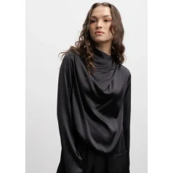Ahlvar Gallery Bluser & Skjorter*Jade Satin Bluse med Asymmetriske Folder Sort