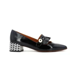 Chie Mihara Pumps*Laklæder pumps med metal accessory Sort