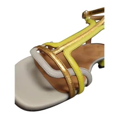 Chie Mihara Sandaler*Metallic lædersandal med spænde lukning Gul